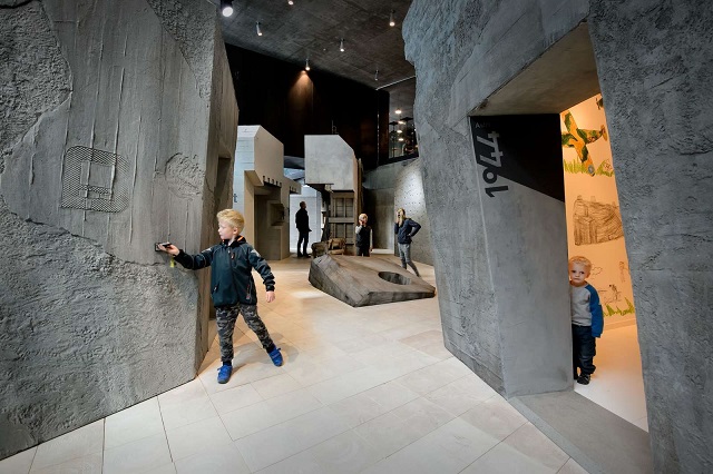 Tirpitz Museum mit Kindern Blavand Dänemark